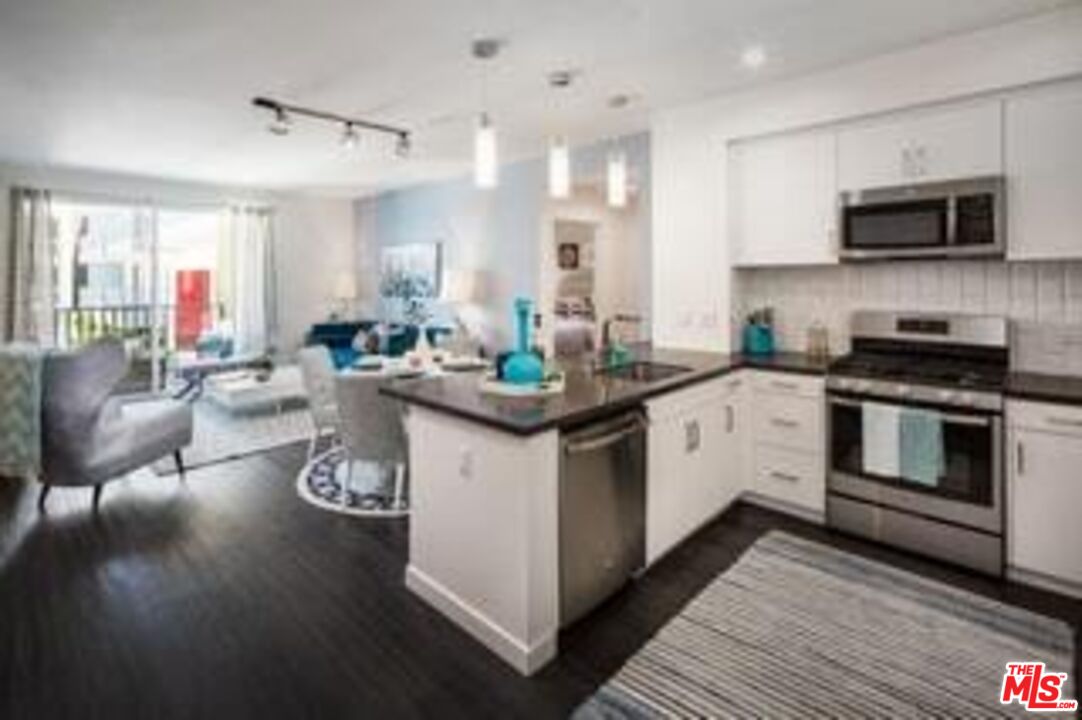 West Hollywood Condo: 7141 Santa Monica Boulevard