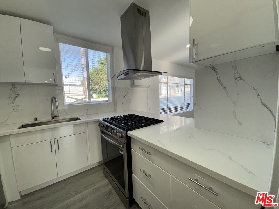 West Hollywood Condo: 1279 North Harper Avenue
