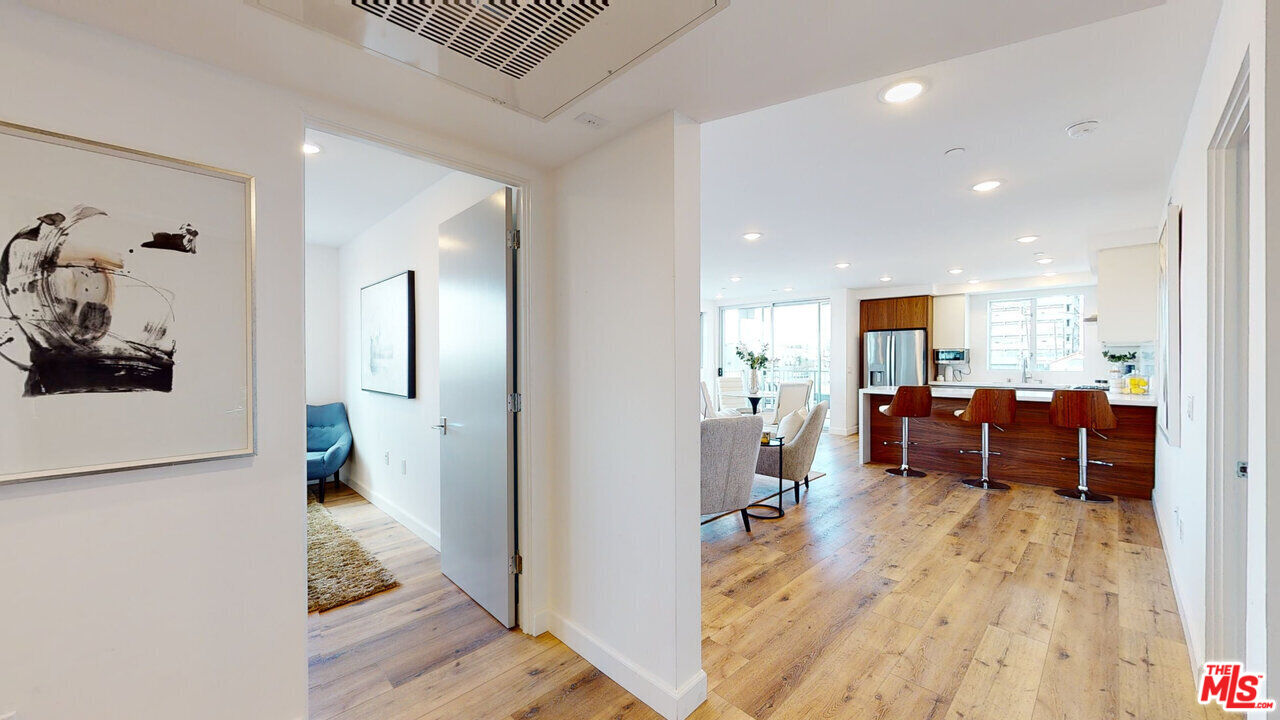 Los Angeles Condo: 1143 Glenville Drive