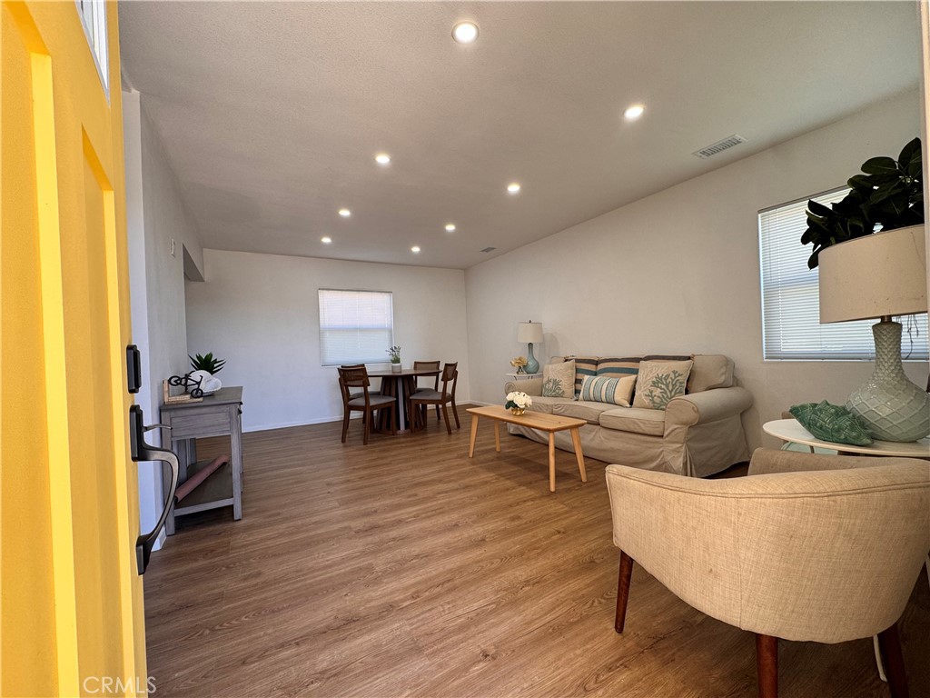 Highland Condo: 26814 Mansfield Street