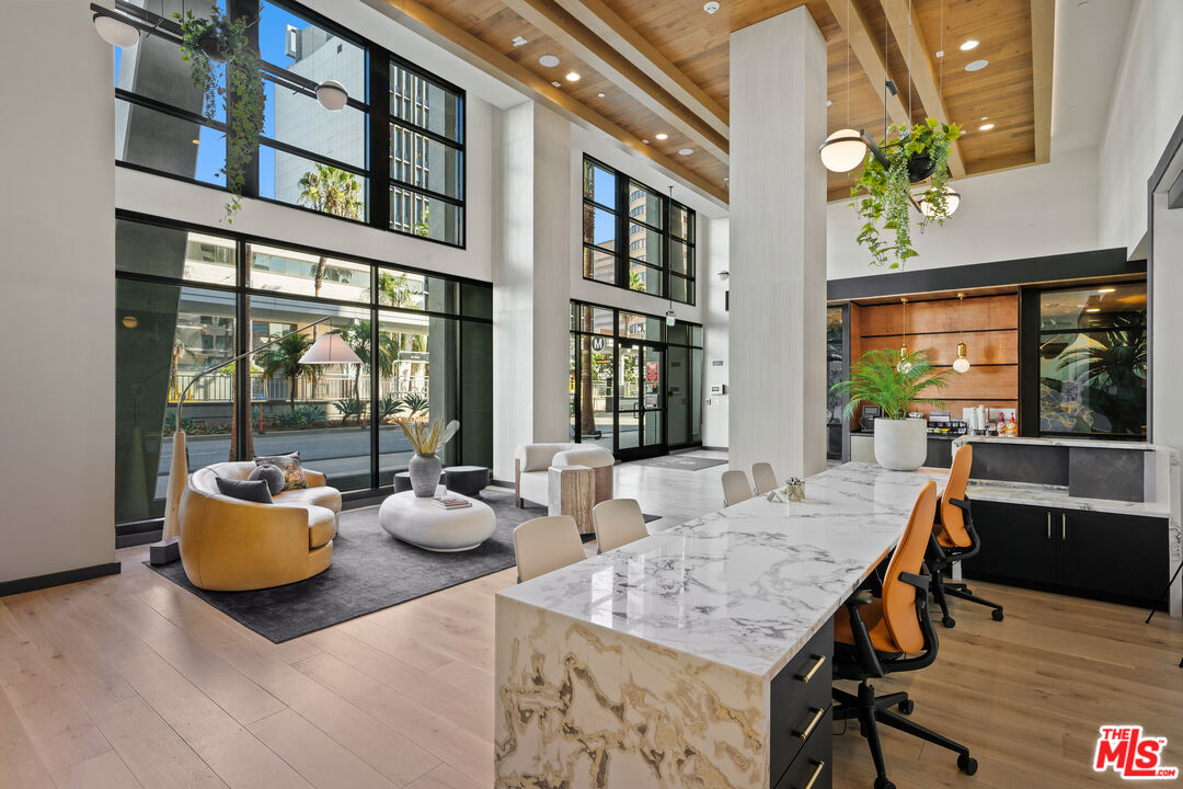 Long Beach Condo: 250 East Broadway