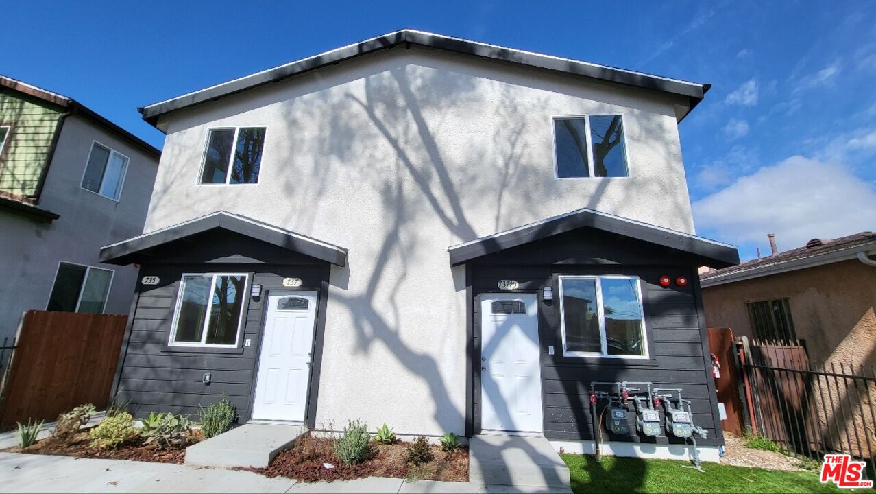 Los Angeles Condo: 735 East 82nd Street