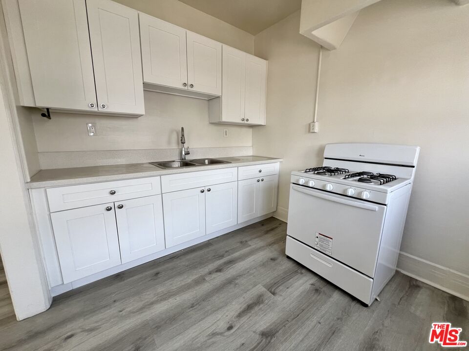 Los Angeles Condo: 946 South Burlington Avenue