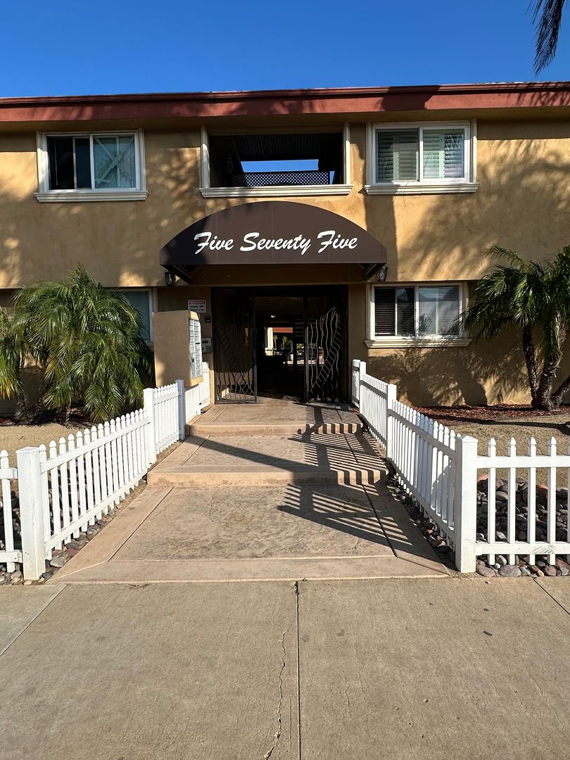 Imperial Beach House: 575 7th Street