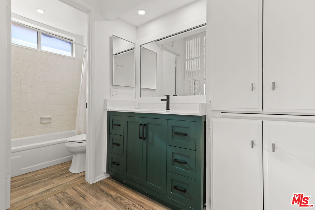 Encino Condo: 5500 Lindley Avenue