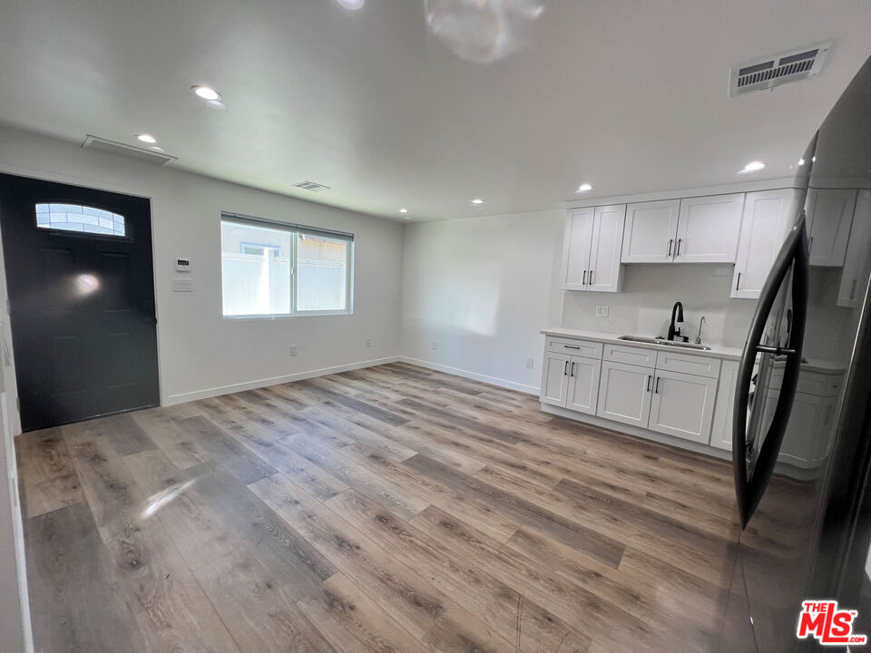 Burbank Condo: 7718 North Glenoaks Boulevard