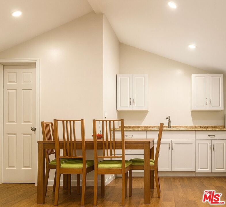 Sherman Oaks Condo: 5240 Buffalo Avenue