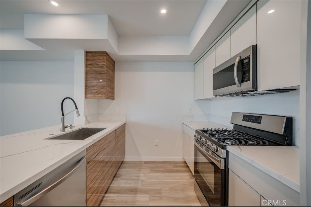 Canoga Park Condo: 7018 Alabama Avenue