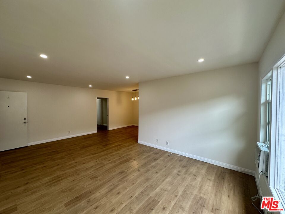 Los Angeles Condo: 1114 South Sherbourne Drive