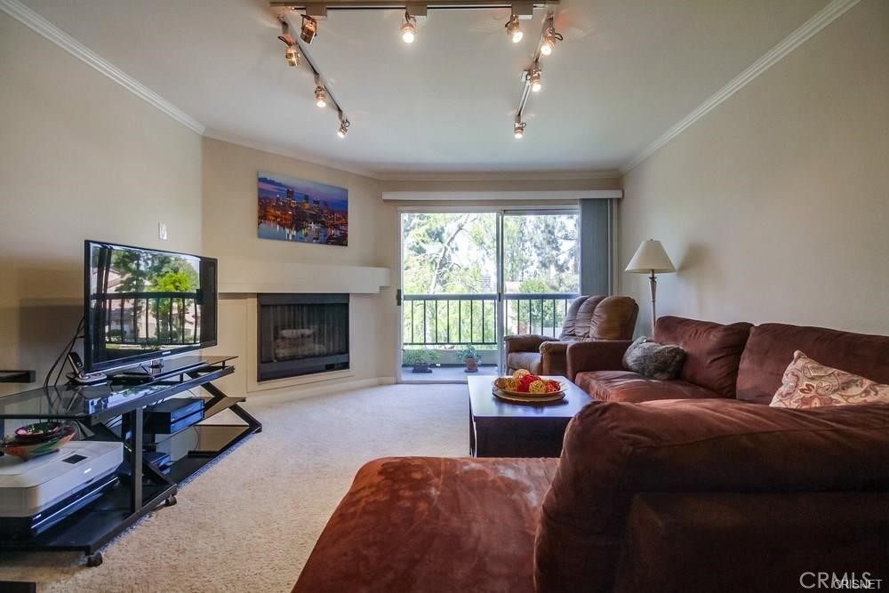 Woodland Hills Condo: 21550 Burbank Boulevard