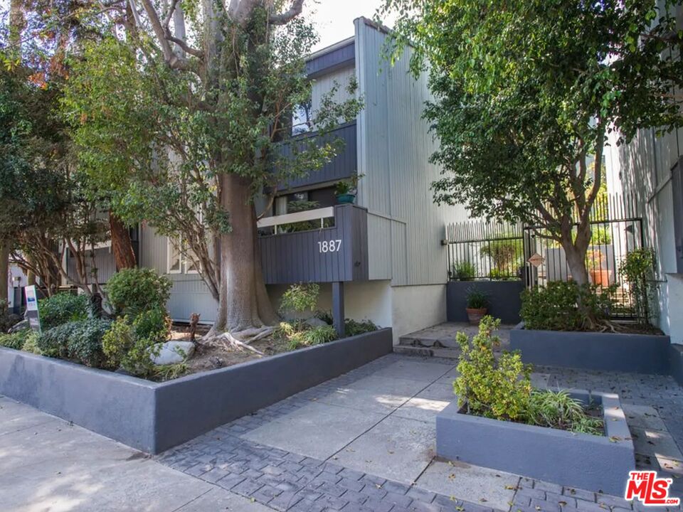 Los Angeles Condo: 1887 Greenfield Avenue