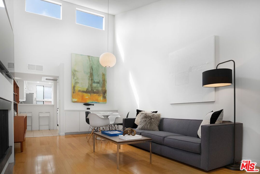 Santa Monica Condo: 943 12th Street