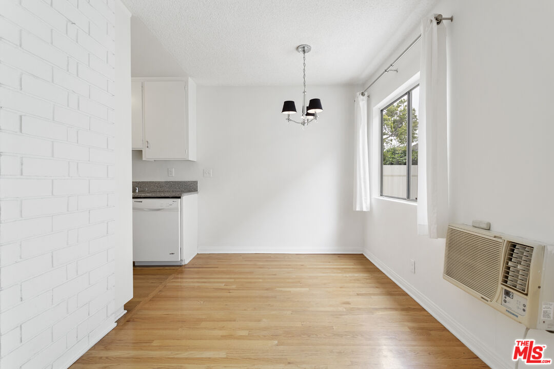 Los Angeles Condo: 11947 Kiowa Avenue