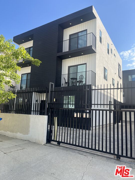 Los Angeles Condo: 246 North Dillon Street