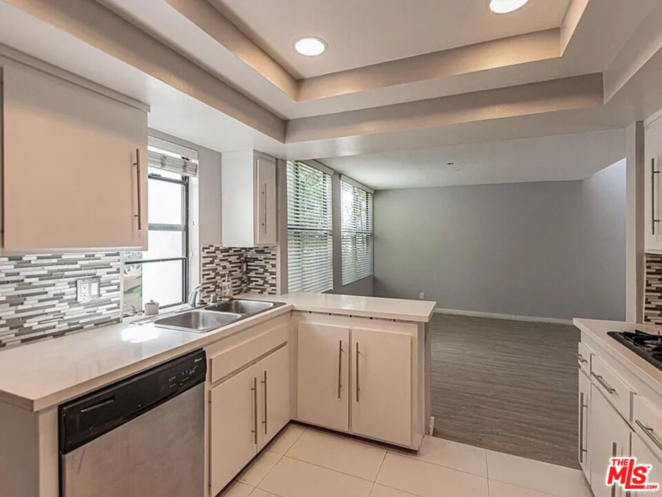 Los Angeles Condo: 1610 Camden Avenue