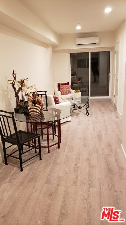 Los Angeles Condo: 2133 Carmona Avenue