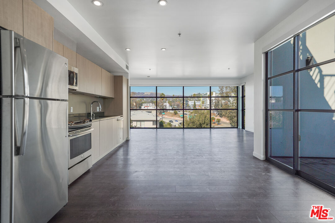 Los Angeles Condo: 5800 Harold Way
