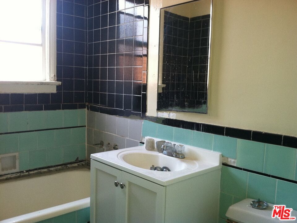 Los Angeles Condo: 607 South Dunsmuir Avenue