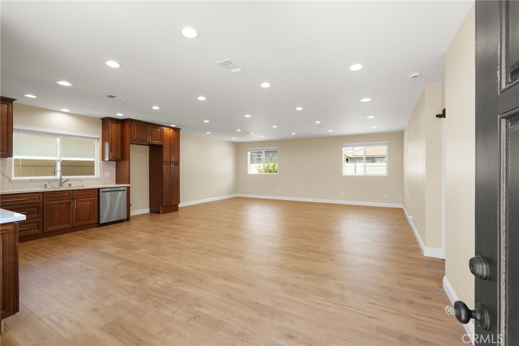 Granada Hills Condo: 17121 Kingsbury Street