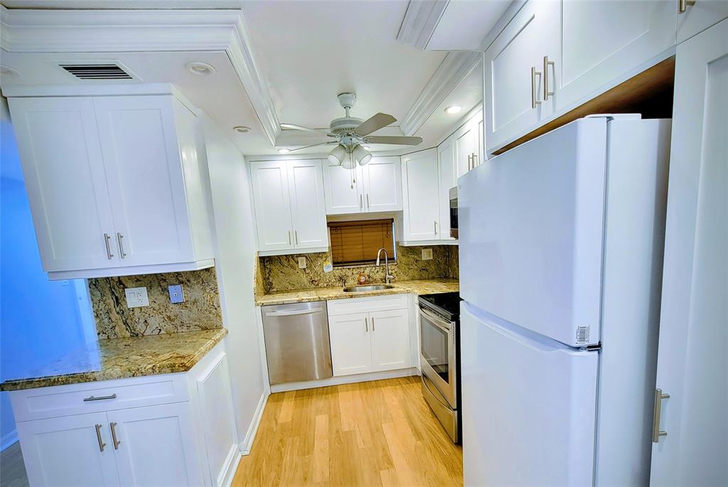 Pembroke Pines Condo: 9411 North Hollybrook Lake Drive