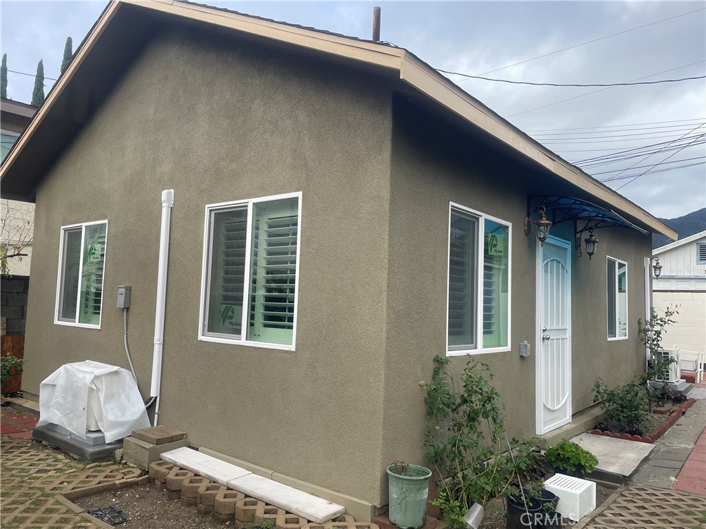 Monrovia Condo: 207 East Olive Avenue