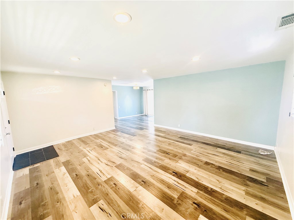 West Hills Condo: 23823 Victory Boulevard