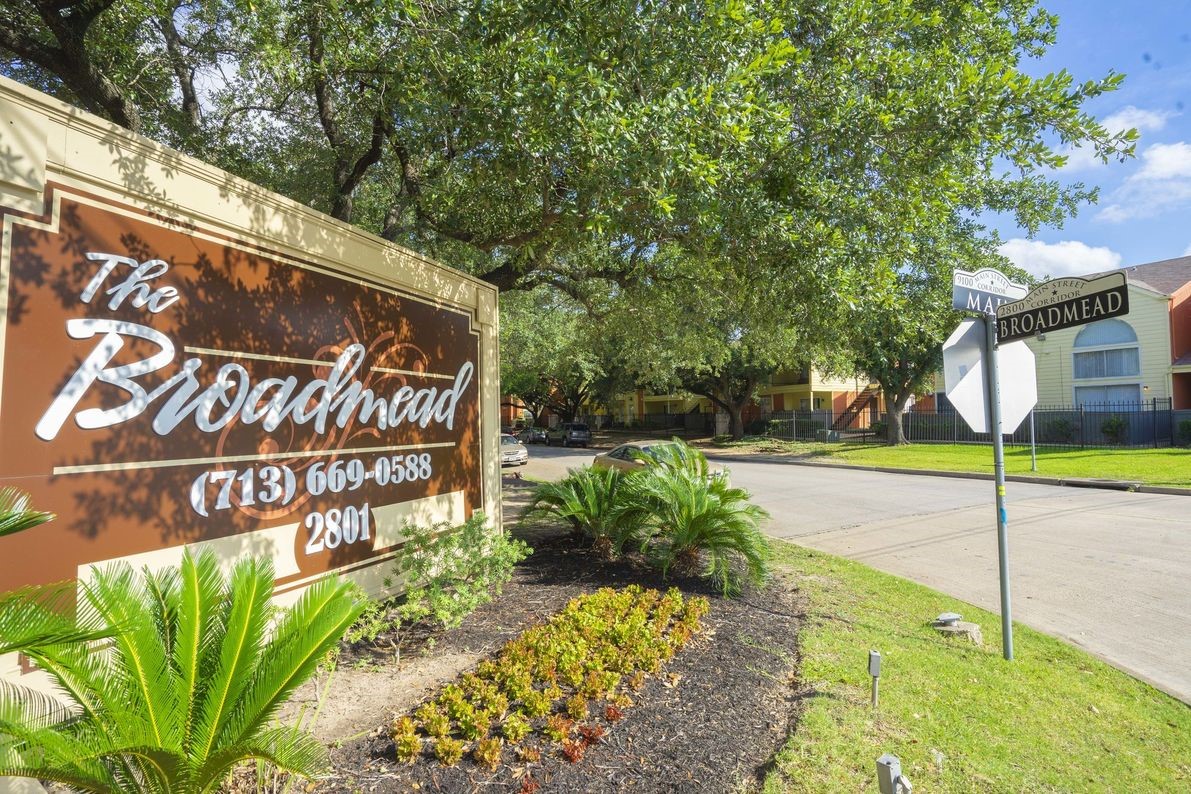 Houston Condo: 2801 North Broadmead