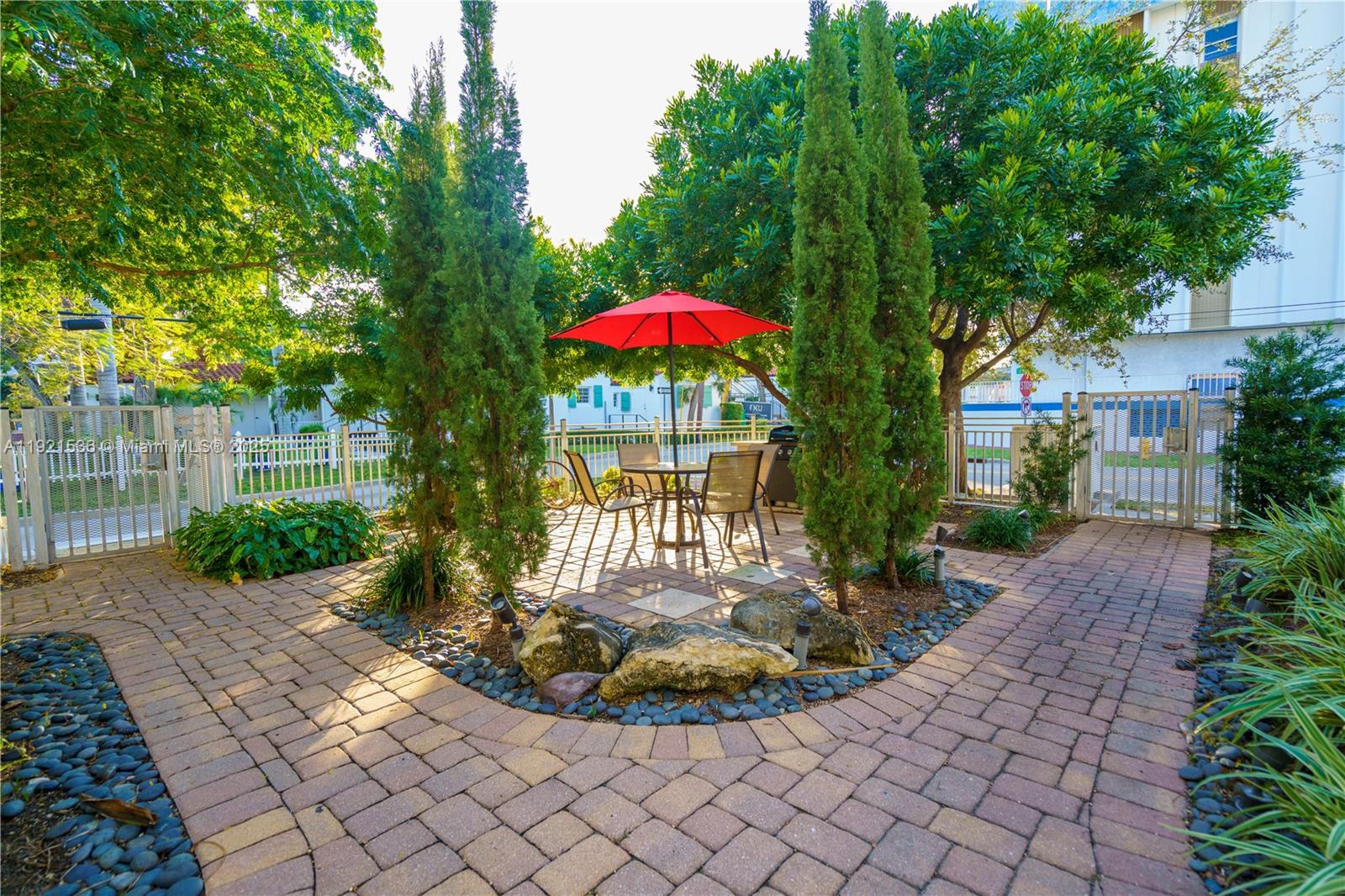 Miami Beach Condo: 2425 Flamingo Place