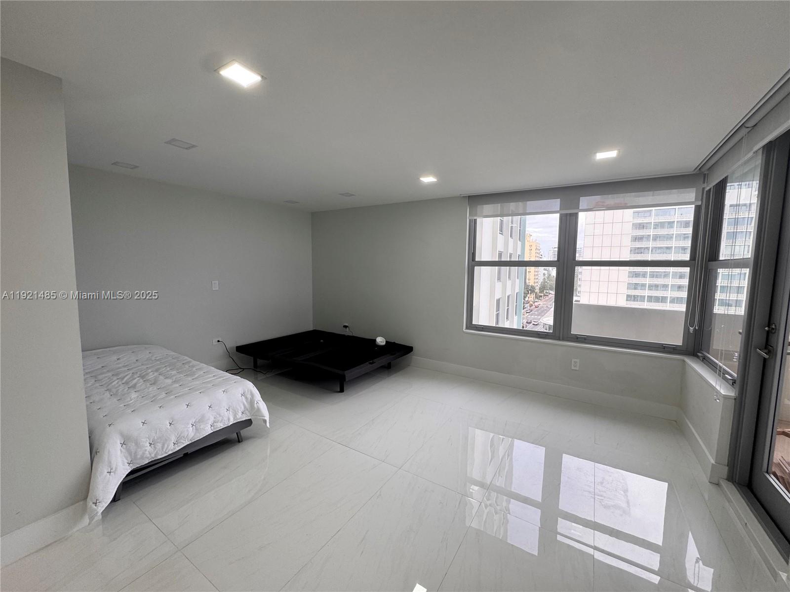Miami Beach Condo: 2899 Collins Avenue