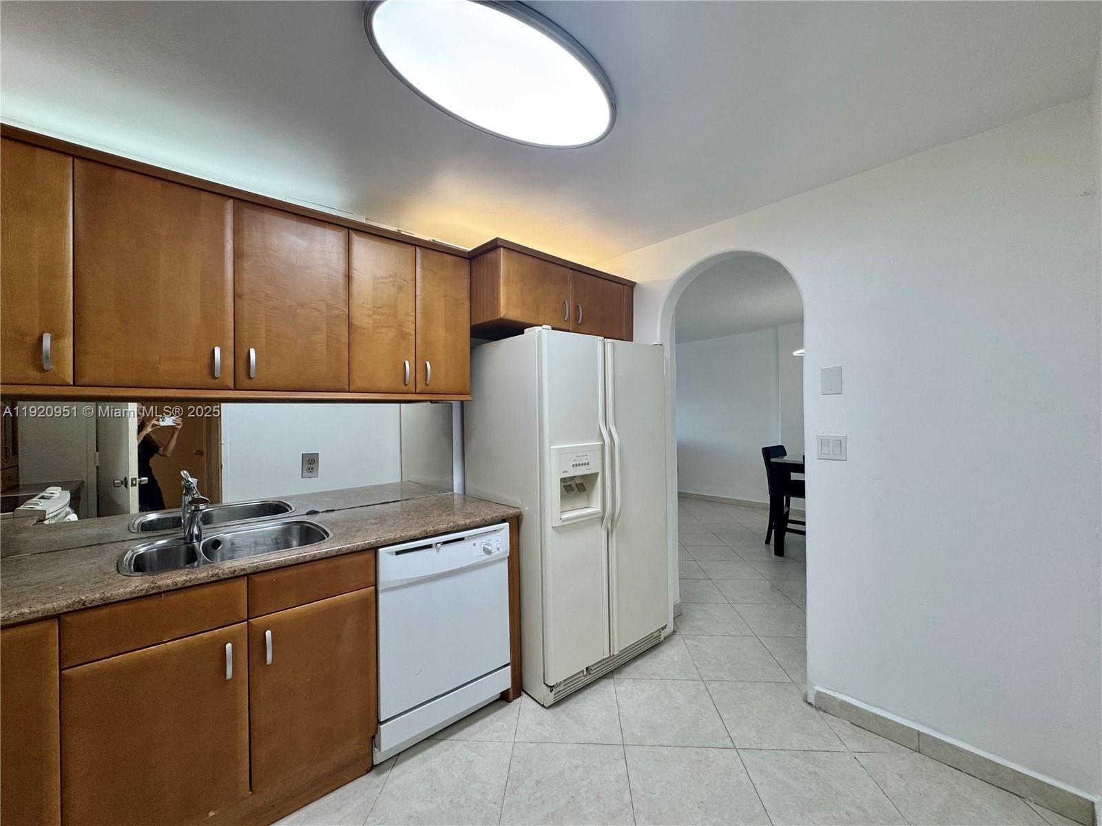 Sunny Isles Beach Condo: 400 Kings Point Drive