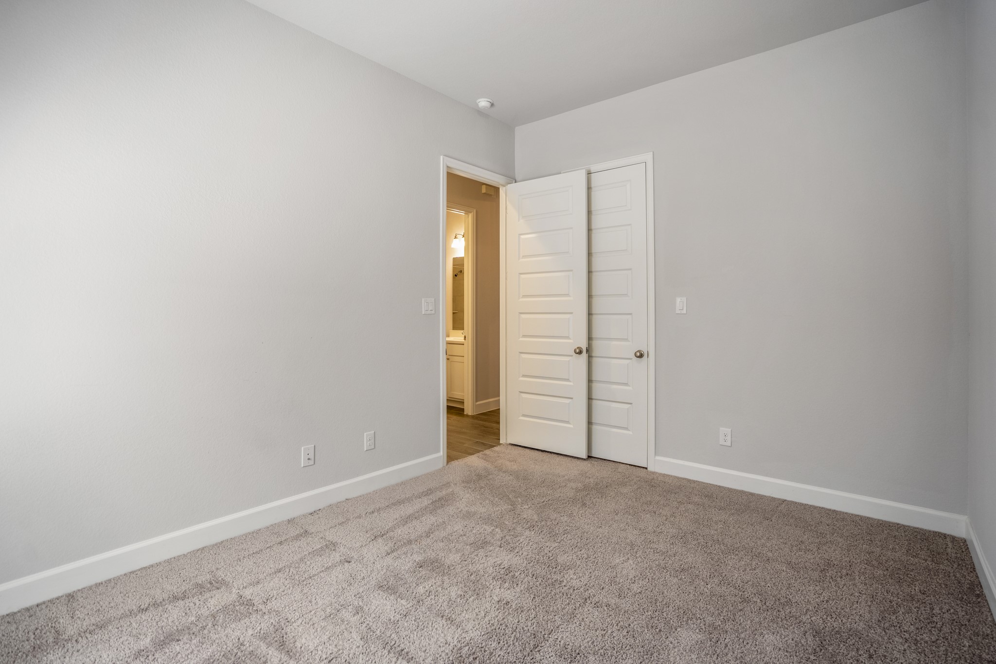 Magnolia Condo: 7845 Charter Hill Drive