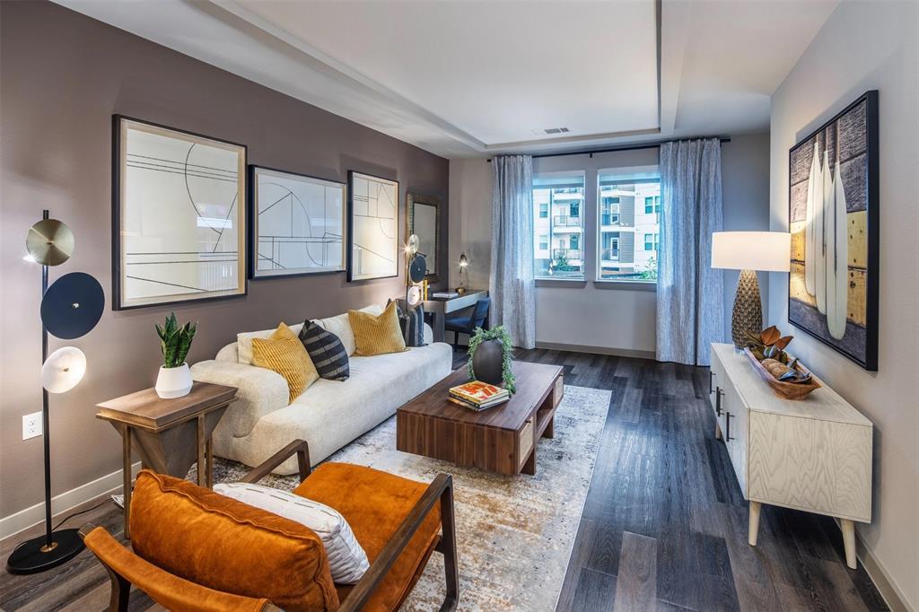 Irving Condo: 880 Lake Carolyn Parkway