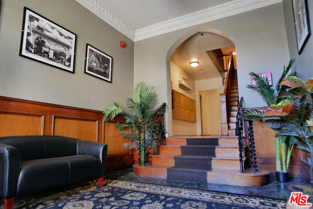 Los Angeles Condo: 611 South Cloverdale Avenue