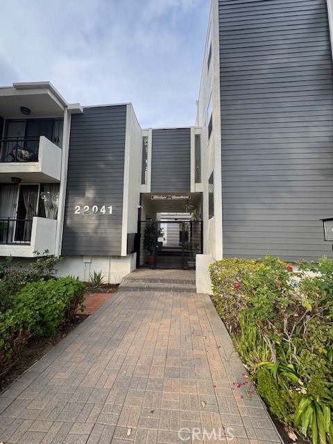 Woodland Hills Condo: 22041 Costanso Street