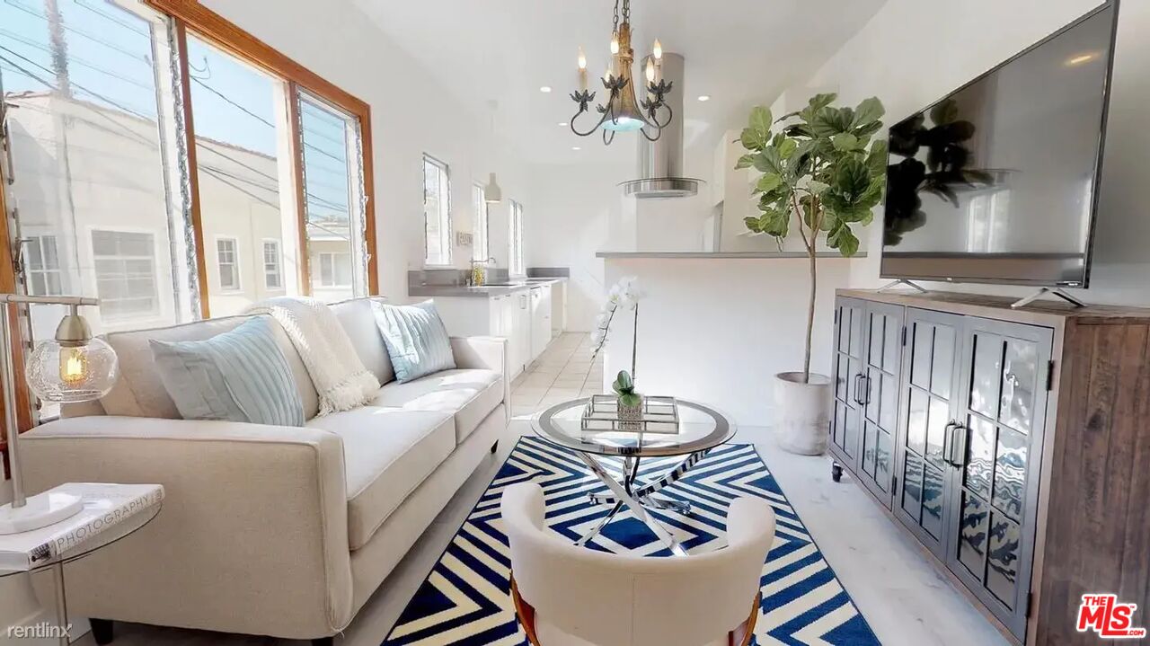 Beverly Hills Condo: 245 South Swall Drive