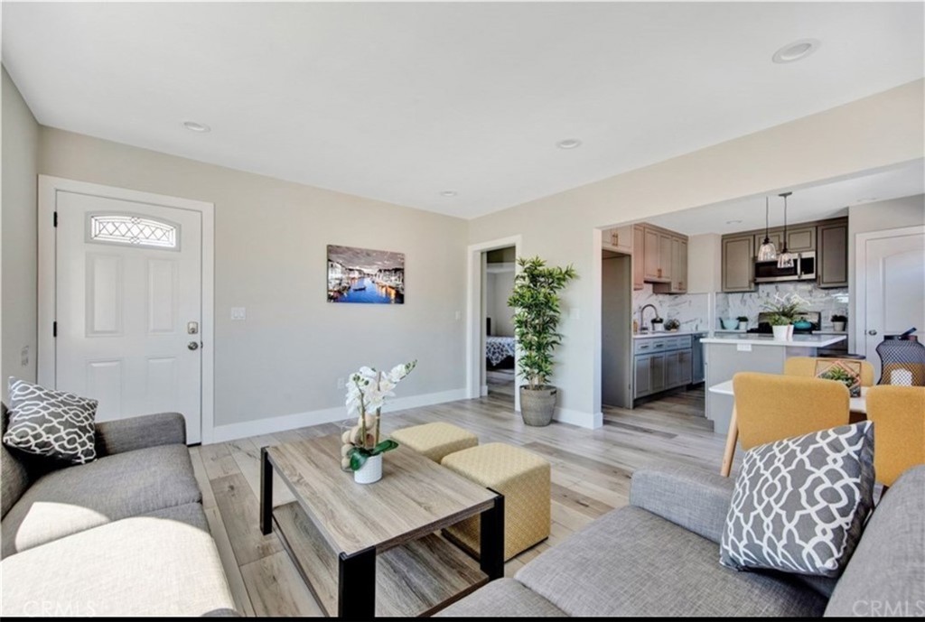 Compton Condo: 907 West Arbutus Street