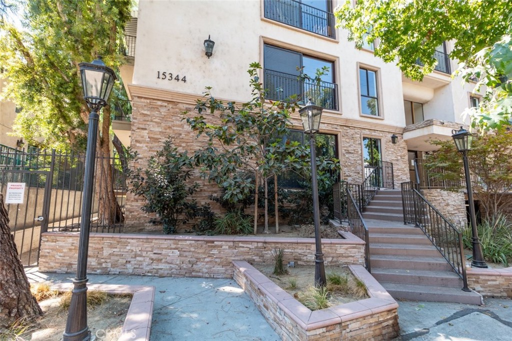 Sherman Oaks Condo: 15344 Weddington Street