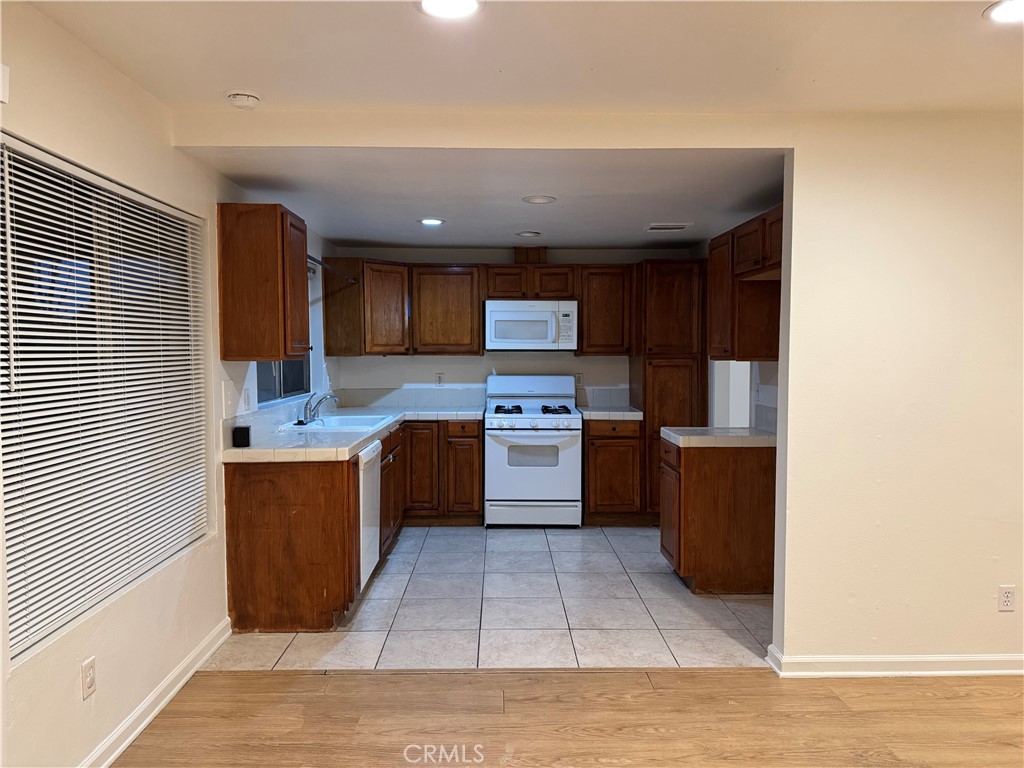 Chatsworth Condo: 10038 Independence Avenue