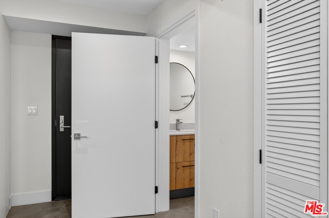 Los Angeles Condo: 2412 Eads Street