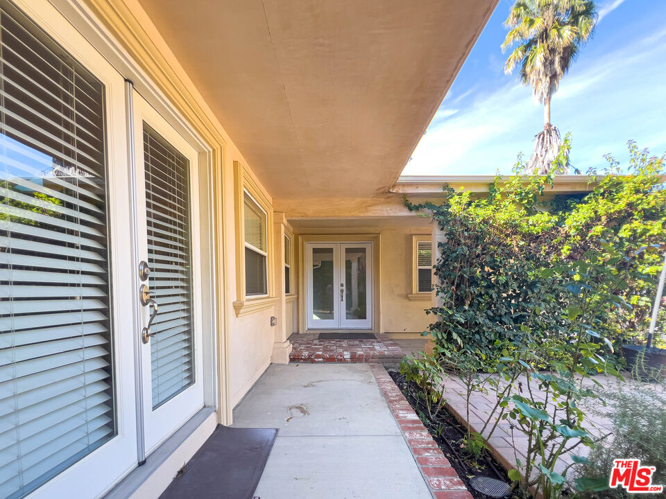 Sherman Oaks Condo: 15426 Camarillo Street