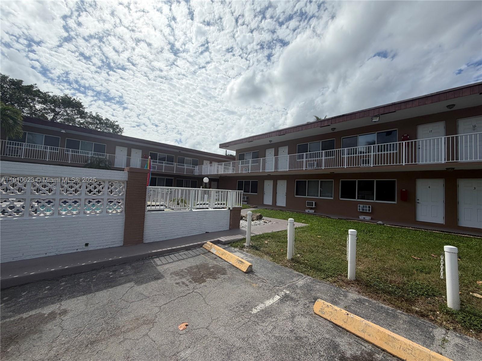 Hollywood Condo: 2838 Madison Street