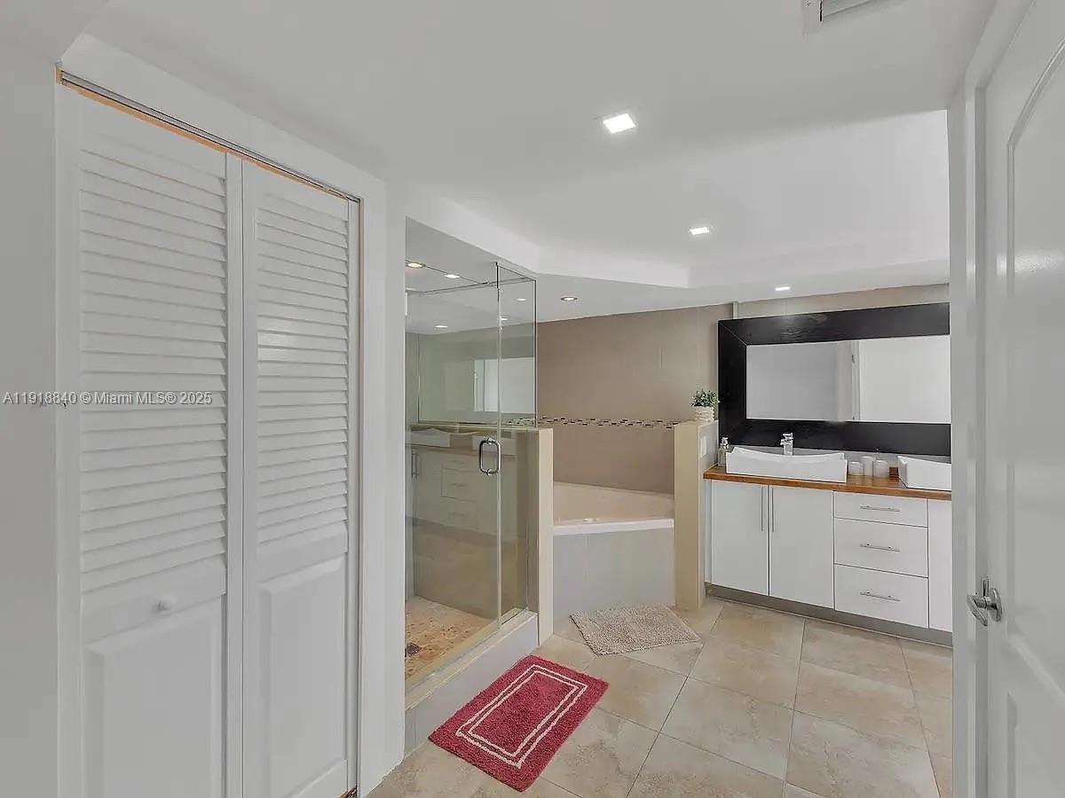 Hollywood Condo: 715 Hollywood Boulevard