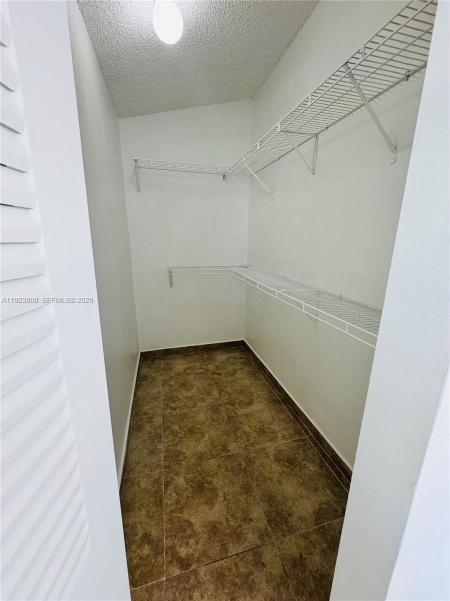 Miami Condo: Kendale Lakes