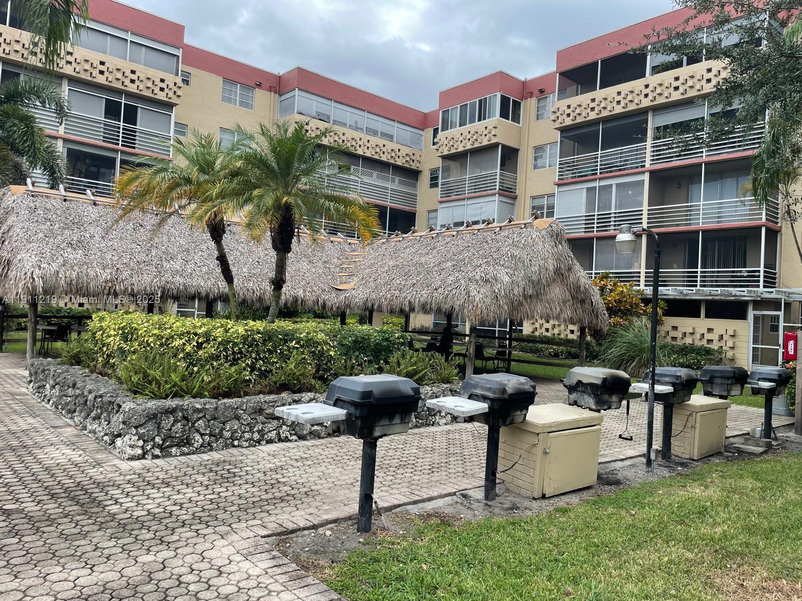 Plantation Condo: 404 Northwest 68th Avenue