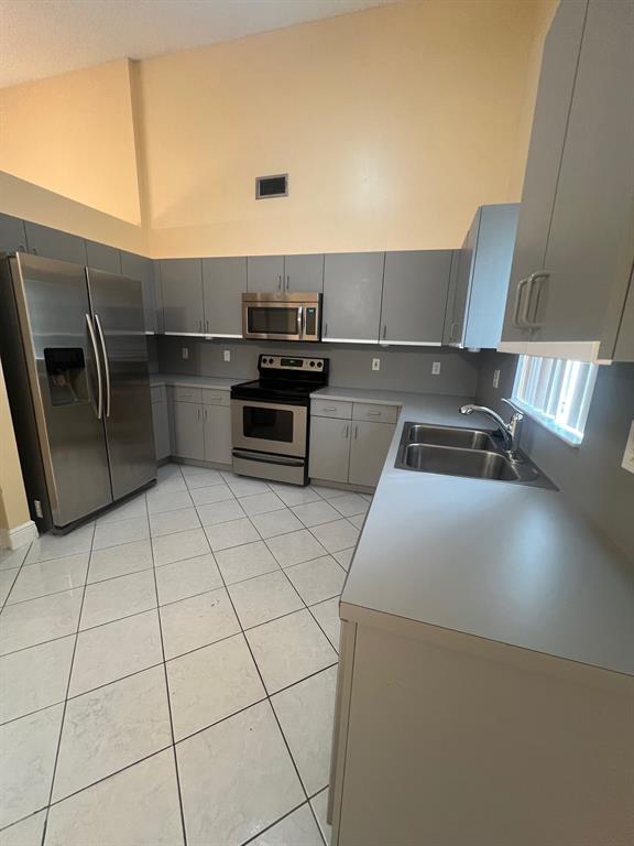 Pembroke Pines Condo: 520 Northwest 206th Avenue