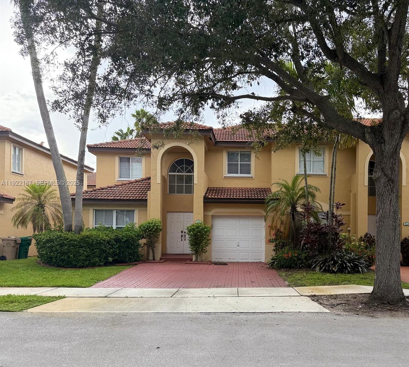 Davie Condo: 233 East Forest Oak Circle