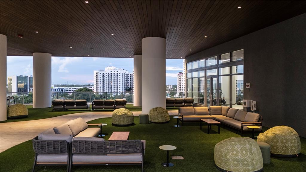 Hollywood Condo: 1770 South Young Circle