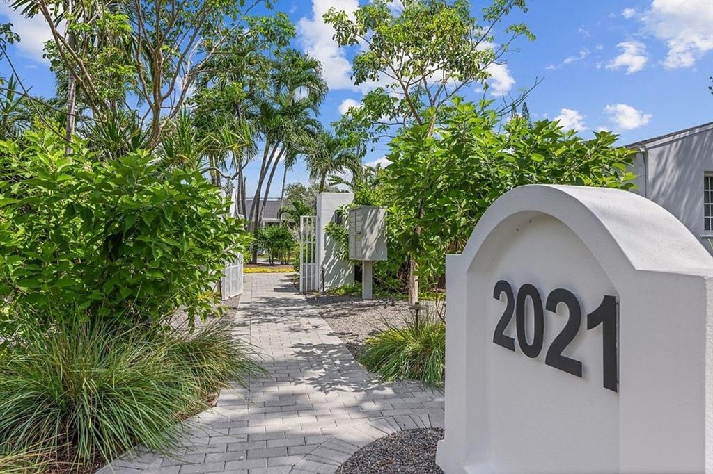 Hollywood Condo: 2021 Plunkett Street