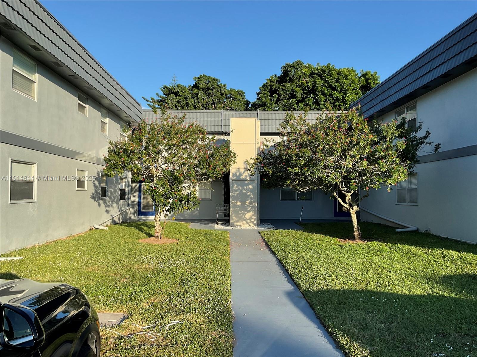Delray Beach Condo: 516 Saxony Drive