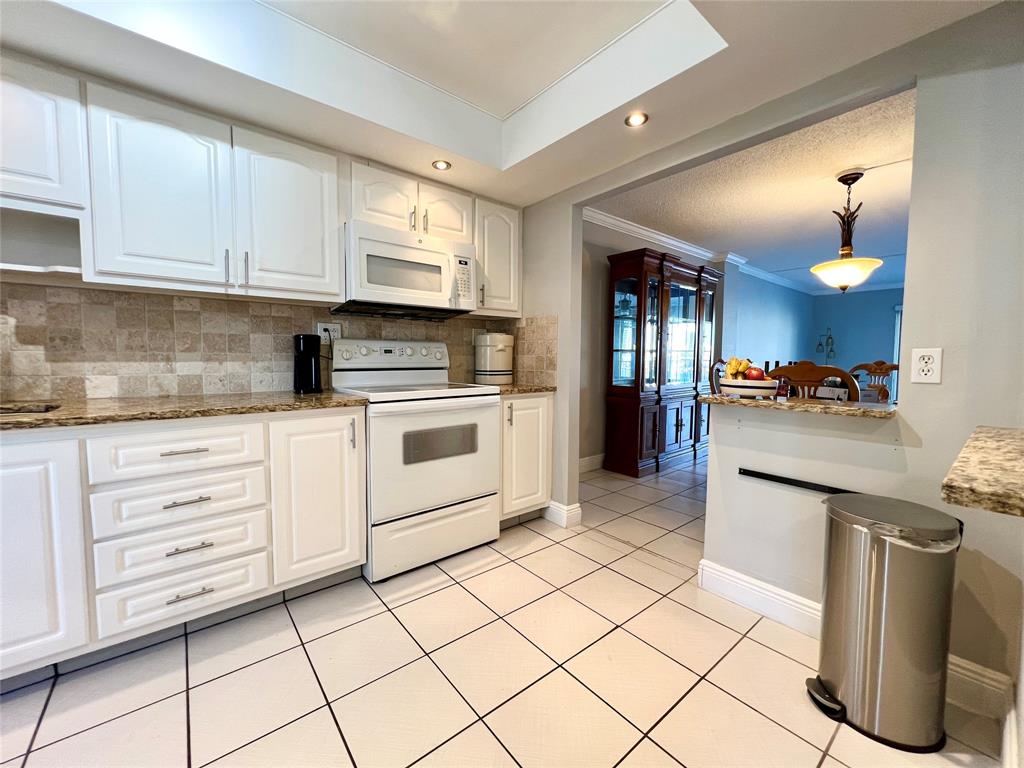 Hallandale Beach Condo: 400 Golden Isles Drive